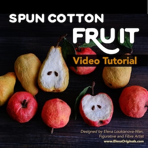 Könnte beinhalten: Eine Anordnung von gesponnenen Baumwollfrüchten, darunter Birnen und Äpfel, auf dunklem Holz. Der Text "SPUN COTTON FRUIT Video Tutorial" ist zu sehen. Entworfen von Elena Loukianova-Wan, Figurative und Fibre Artist.