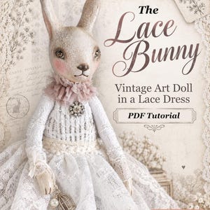 Könnte beinhalten: Eine Hasen-Kunstpuppe mit rissigem weißem Finish, rosa Wangen und einem Rüschenkragen, bekleidet mit einem weißen Spitzenkleid und einer Brosche. Das Bild enthält den Text: The Lace Bunny, Vintage Art Doll in a Lace Dress, PDF Tutorial, Elena Originals.