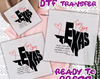 以下が含まれることがあります： 黒いテキサスの輪郭、"Texas Strong"の文字、そして"When you go through deep waters; I will be with you."というフレーズが特徴のDTF転写シート。赤いハートが"Texas"という単語の上にあります。