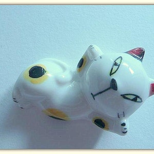 PORCELAIN CAT MAGNET