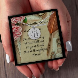 Coquette Maagd sterrenbeeld ketting | Graveerbaar cadeau maagd | Sierlijke meisjesbedel en berichtkaart | Vrouwelijke en lieve astrologische sieraden voor haar