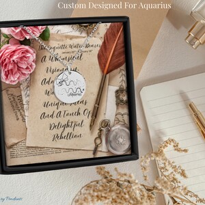 Collana con segno zodiacale dell'Acquario Coquette / Regalo Acquario personalizzabile / Delicato ciondolo con messaggio e portafortuna / Gioielli astrologici femminili