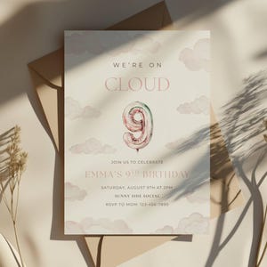 以下が含まれることがあります： 「WE'RE ON CLOUD 9」と「EMMA'S 9TH BIRTHDAY」のテキストが入った誕生日招待状。9の形をしたピンク色の風船と雲のイラストが特徴です。招待状はクリーム色の背景にあります。