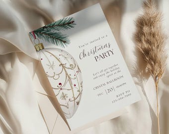Può includere: Un invito a una festa di Natale con un'illustrazione di una palla bianca e dorata. Il testo dell'invito recita "Sei invitato a una festa di Natale" con i dettagli dell'evento. Sono visibili anche un rametto di sempreverde e una pianta secca.