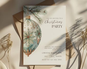 Può includere: Un invito a una festa di Natale con un design ad acquerello. L'invito presenta un grande ornamento ornato con accenti turchesi e dorati, e rami di pino. Il testo recita "Sei invitato a una festa di Natale" e i dettagli dell'evento.