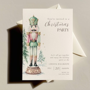 以下が含まれることがあります： クリスマスパーティーの招待状。水彩画で描かれたくるみ割り人形の兵士のイラストが特徴です。「You're invited to a Christmas Party」というテキストとイベントの詳細が含まれています。くるみ割り人形は緑、ピンク、金です。