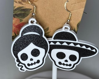 Pendientes asimétricos de calavera, diseño gótico, accesorio de Halloween, joyería para el Día de los Muertos, moda alternativa, sombrero mexicano blanco y negro