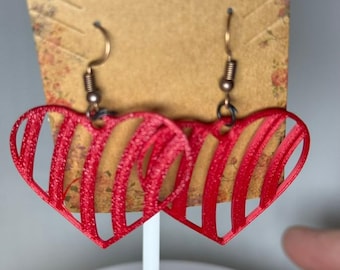 Pendientes colgantes de corazón, regalo de San Valentín. Diseño geométrico de estructura alámbrica. Joyería moderna, pieza llamativa, accesorio ligero, colorido y minimalista.