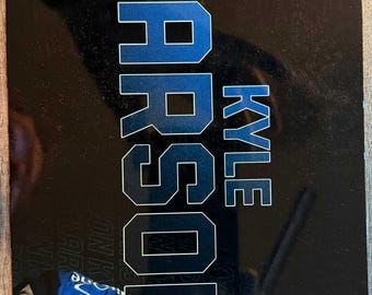Placa de NASCAR con fondo negro, diseño de carreras, recuerdos de Kyle Larson, decoración de pared, accesorio para la cueva del hombre, entusiasta de los coches.