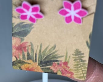 Pendientes de botón con diseño de flor rosa, joyería floral delicada, seis pétalos, plata de ley brillante, ligeros, estilo botánico moderno de verano.