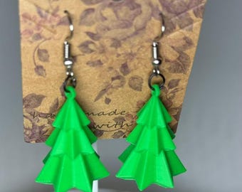 Pendientes navideños verdes con diseño de árbol de Navidad. Joyería ideal para regalar. Accesorio de moda invernal. Diseño festivo con pino en capas. Gancho plateado.