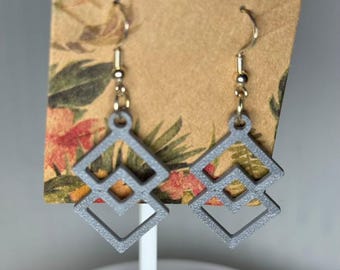 Pendientes colgantes geométricos con diseño de diamante. Pieza llamativa de joyería moderna. Accesorio de moda minimalista. Opción colorida.