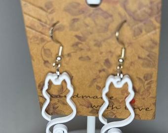 Pendientes colgantes con silueta de gato, joyería felina, diseño ligero, estilo minimalista y colorido, ideales como regalo para amantes de los animales.