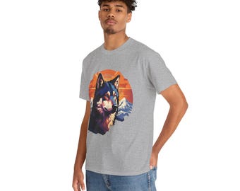 Puede incluir: Una camiseta gris con un gráfico colorido de la cabeza de un lobo sobre un fondo de puesta de sol y montañas.