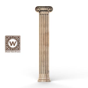 Op de afbeelding: Een houten pilaar met een gedetailleerd kapiteel en voet, met verticale cannelures langs de schacht. De pilaar is lichtbruin en staat tegen een witte achtergrond. Het Wood Trim Studio-logo staat in de linker benedenhoek.