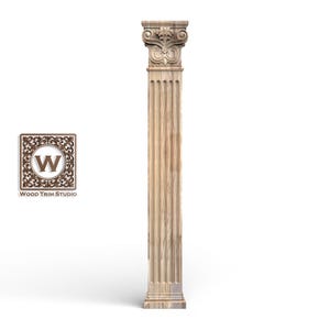 Op de afbeelding: Een gebeeldhouwde houten kolom met een gedetailleerd kapiteel en een gegroefde schacht. De kolom is lichtbruin en staat op een vierkante basis. De afbeelding bevat het logo van Wood Trim Studio.