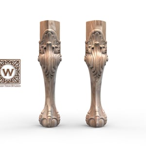 Pode incluir: Duas pernas de móveis de madeira esculpida. As pernas são castanho-claras e apresentam desenhos detalhados de flores e volutas. Os pés têm a forma de patas de animais. O logótipo "Wood Trim Studio" está na imagem.