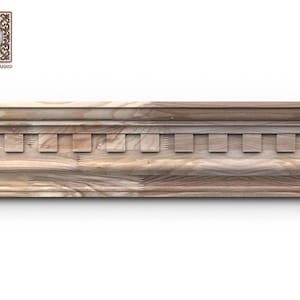 Pode incluir: Uma peça de moldura de madeira horizontal com um padrão de grão de madeira castanho claro natural e um design repetitivo de blocos retangulares no centro, ladeado por bordas arredondadas e lisas. O logótipo Wood Trim Studio está no canto.
