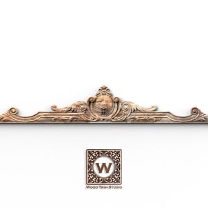 Cornice a forma di testa d'orso / frontone in legno intagliato con elemento centrale a forma di animale