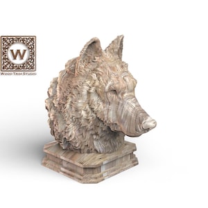 Puede incluir: Escultura de madera detallada de una cabeza de lobo, con intrincadas tallas y un acabado natural de vetas de madera. La escultura está montada sobre una base rectangular, y el logotipo de Wood Trim Studio es visible.