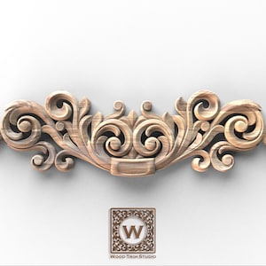 Puede incluir: Elemento decorativo de madera tallada de color marrón claro, con un diseño simétrico de hojas y volutas. La pieza tiene un aspecto tridimensional. El logotipo de Wood Trim Studio está en la parte inferior.