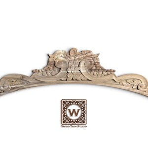 Frontone decorativo in legno con intaglio floreale ad arco