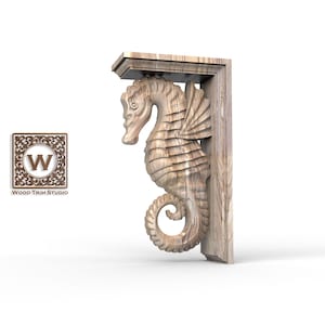 Puede incluir: Soporte de madera en forma de caballito de mar, tallado con escamas y aletas detalladas. El soporte es de color marrón claro y tiene una parte superior y un soporte lateral rectangulares. El logotipo de Wood Trim Studio es visible.