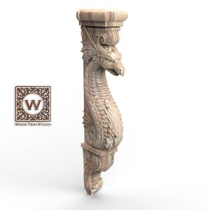 Könnte beinhalten: Ein geschnitztes Holz-Konsol mit einem Drachendesign. Die hellbraune Konsole weist detaillierte Drachenschuppen, einen Kopf und Schnörkel auf. Das Logo von Wood Trim Studio ist sichtbar. Das Konsol ist wahrscheinlich für die Innenarchitektur.