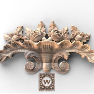 Könnte beinhalten: Ein geschnitztes dekoratives Element aus Holz mit floralen und Blattmotiven. Das Stück enthält Rosen und andere Blumen, mit einer zentralen beckenartigen Form und Schnörkeln. Das Logo "Wood Trim Studio" befindet sich unten.