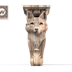 Op de afbeelding: Een houten kraagsteen met een gedetailleerd wolfskopontwerp. De kraagsteen is lichtbruin met zichtbare houtnerf. Het gezicht van de wolf is ingewikkeld gesneden. Van Wood Trim Studio.