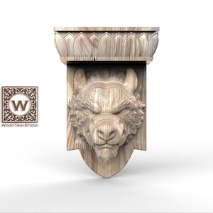 Può includere: Una mensola in legno con una testa di orso scolpita con dettagli di pelliccia e tratti del viso. La mensola ha una parte superiore decorativa con un design a forma di foglia. Il logo Wood Trim Studio si trova in basso a sinistra.