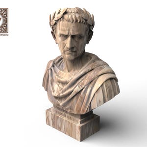 Può includere: Un busto in legno color marrone chiaro raffigurante un uomo con una corona di alloro e una toga drappeggiata, con venature del legno visibili su tutta la scultura. La base è rettangolare e nell'angolo in alto a sinistra c'è il logo Wood Trim Studio.