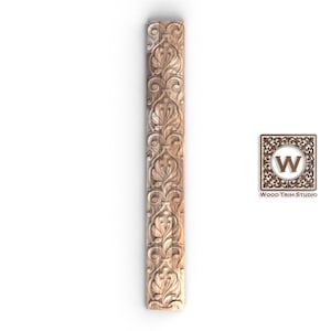 Peut inclure: Une moulure en bois rectangulaire sculptée avec un motif floral orné. La moulure est de couleur marron clair et présente des sculptures en relief détaillées de feuilles et de volutes. Le logo Wood Trim Studio est dans le coin inférieur droit.