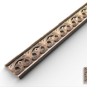 Może przedstawiać: Dekoracyjna drewniana listwa z misternym rzeźbionym wzorem, który przedstawia powtarzający się wzór zwojów i liści. Listwa jest jasnobrązowa i ma gładkie, polerowane wykończenie.