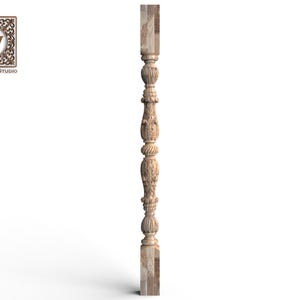 Puede incluir: Una balaustre de madera de color claro con intrincados motivos florales y de hojas tallados, una sección central torneada con estrías verticales y bloques cuadrados en los extremos. El logotipo de Wood Trim Studio es visible en la esquina superior izquierda.