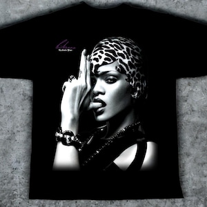 RIHANNA Riri T-shirt oversize 100% cotone - SPEDIZIONE GRATUITA - Massima qualità - Con scatola regalo e adesivi!