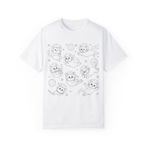 Camiseta unisex con diseño de gato y aventura espacial, ideal como regalo para amantes de los animales, con temática espacial.