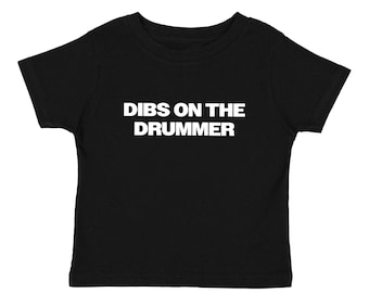 Dibs On The Drummer Baby Tee: Y2K Rockstar Graphic, handgefertigte Baumwolle