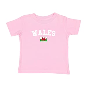 ウェールズ ベビーTシャツ、ウェールズTシャツ、ウェールズ国旗付きサッカーTシャツ、ブロケット フットボールTシャツ、Y2K ベビーTシャツ、コケット ベビーTシャツ