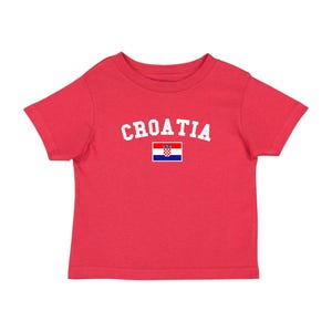K&ouml;nnte beinhalten: Rotes T-Shirt f&uuml;r Kleinkinder mit wei&szlig;em Text "CROATIA" und einer kleinen kroatischen Flagge.