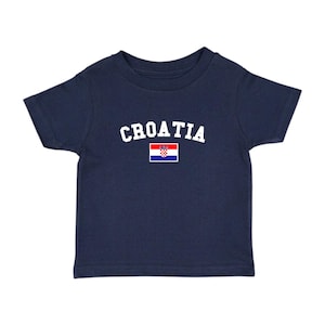 K&ouml;nnte beinhalten: Ein marineblaues T-Shirt f&uuml;r Kleinkinder mit dem Wort "KROATIEN" in wei&szlig;en Buchstaben und der kroatischen Flagge auf der Vorderseite.