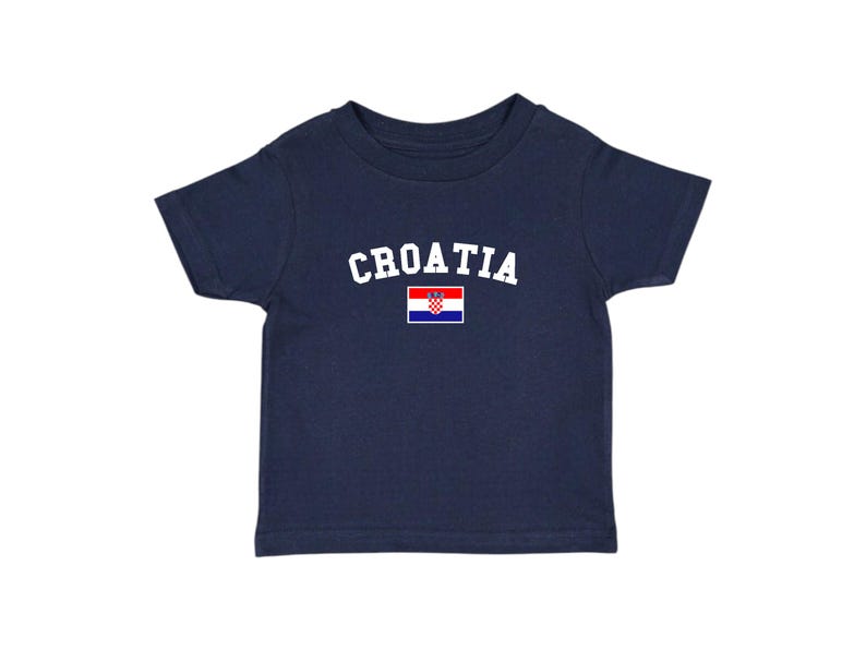 K&ouml;nnte beinhalten: Ein marineblaues T-Shirt f&uuml;r Kleinkinder mit dem Wort "KROATIEN" in wei&szlig;en Buchstaben und der kroatischen Flagge auf der Vorderseite.