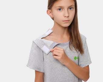 Kinder Schulter OP T-Shirt | Anpassungsfähiges Post-Op Krankenhaus-Hemd