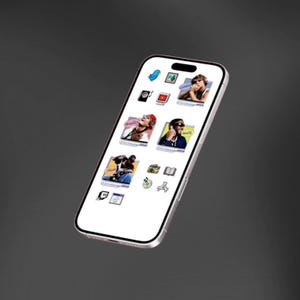 Può includere: Uno smartphone argentato con uno schermo bianco che mostra varie icone di app e immagini di persone. Il telefono è angolato, mettendo in risalto il suo design elegante e la grafica colorata delle app. Lo sfondo è una sfumatura di grigio.