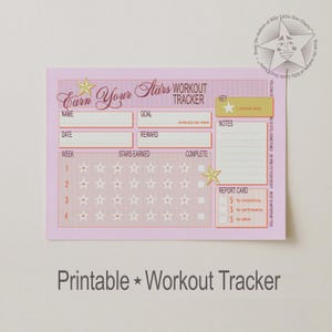 Puede incluir: Un rastreador de entrenamiento imprimible rosa con el texto "Earn Your Stars". El rastreador incluye secciones para el nombre, la fecha, el objetivo, la recompensa y una tabla de estrellas semanal. También se incluye una sección de boleta de calificaciones.