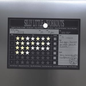 Peut inclure: Un tableau de bord magnétique noir et blanc pour les entraînements avec le texte "Silly Little Workouts". Le tableau comprend des sections pour suivre les progrès, avec des étoiles et des espaces pour les notes. La récompense est "Sony noise-cancelling headphones."