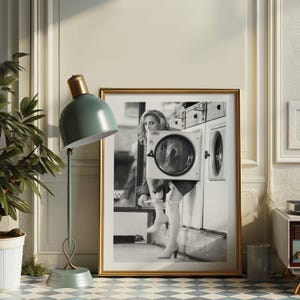 Cartaz Vintage Preto e Branco do Dia da Lavanderia | Decoração Retro para Casa | Impressão de Arte para Lavanderia | Arte de Parede Brittany Murphy