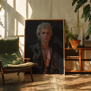 Puede incluir: Un retrato enmarcado de una persona con cabello claro y una chaqueta oscura y adornada. El retrato está en una habitación con una silla verde, estanterías de madera y plantas. La habitación tiene una luz cálida y natural.