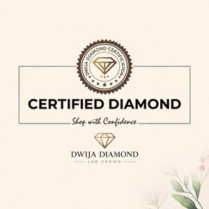 Könnte beinhalten: Beige-goldene Grafik mit den Worten "CERTIFIED DIAMOND" in fetter Schrift. Das Bild enthält ein Diamant-Zertifizierungssiegel und den Text "Shop with Confidence". Der untere Teil des Bildes lautet "DWIJA DIAMOND LAB-GROWN".