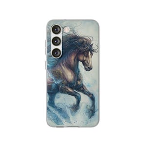 Peut inclure: Coque de téléphone avec une illustration de cheval. L'œuvre représente un cheval brun et noir avec une crinière et une queue fluides, sur un fond bleu clair et blanc. Le design comprend des détails complexes et une touche de fantaisie.